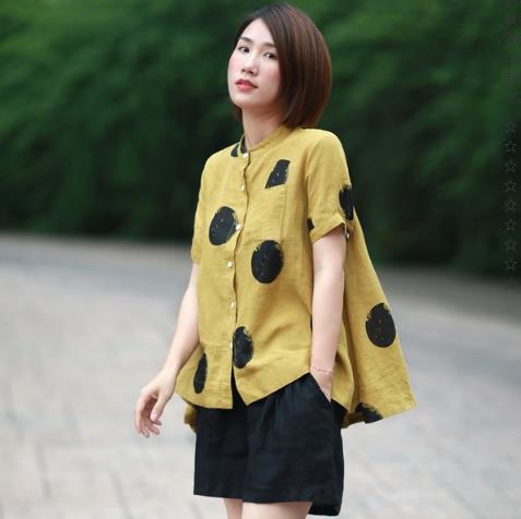 立领亚麻白衬衫搭配条纹裤：简约时尚文艺范（图）