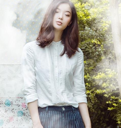 立领亚麻白衬衫搭配条纹裤：简约时尚文艺范（图）