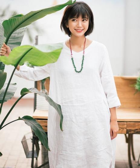 立领亚麻白衬衫搭配条纹裤：简约时尚文艺范（图）