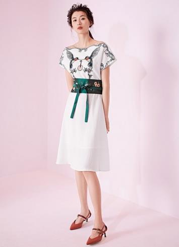 小胸MM穿蕾丝花朵条纹连衣裙：5款搭配凸显性感