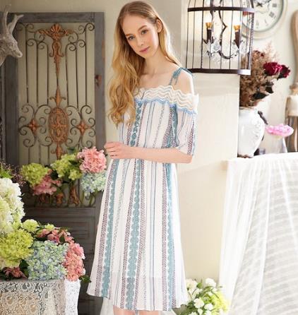 小胸MM穿蕾丝花朵条纹连衣裙：5款搭配凸显性感