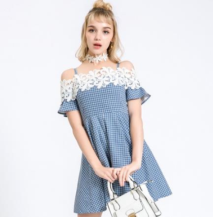 小胸MM穿蕾丝花朵条纹连衣裙：5款搭配凸显性感