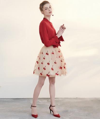 灯笼袖V领雪纺衫搭配印花长裙:打造清凉夏日 灯笼袖V领雪纺衫搭配印花长裙:打造清凉夏日