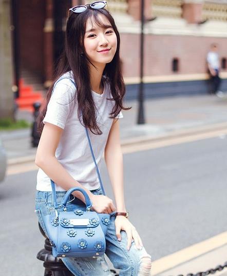 印花背带单肩小包搭配：减龄可爱单肩包彰显少女心