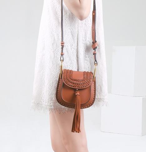 印花背带单肩小包搭配：减龄可爱单肩包彰显少女心