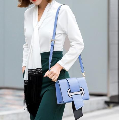 印花背带单肩小包搭配：减龄可爱单肩包彰显少女心