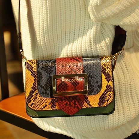 条纹肩带马鞍包搭配:演绎甜美娇俏英伦风(图) 条纹肩带马鞍包搭配:演绎甜美娇俏英伦风(图)