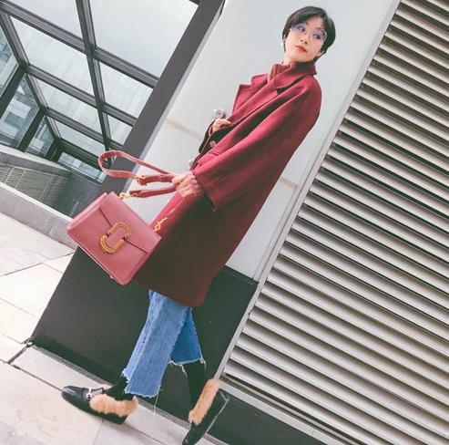 条纹肩带马鞍包搭配:演绎甜美娇俏英伦风(图) 条纹肩带马鞍包搭配:演绎甜美娇俏英伦风(图)