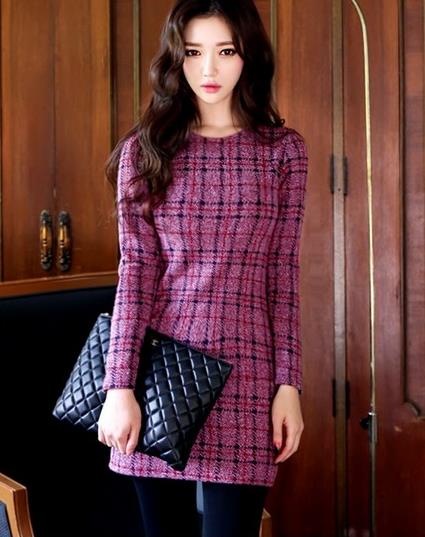 T恤搭配公鸡印花开衩包臀裙:演绎性感沉稳的气质 T恤搭配公鸡印花开衩包臀裙:演绎性感沉稳的气质