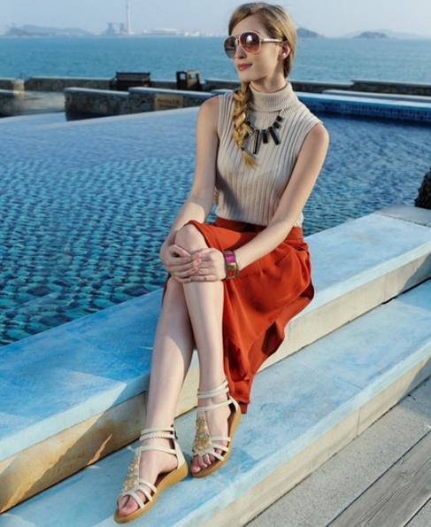 拼色牛皮细带平底鞋：5款平底鞋搭出优雅与时尚