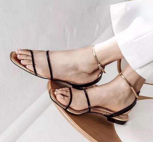 拼色牛皮细带平底鞋：5款平底鞋搭出优雅与时尚