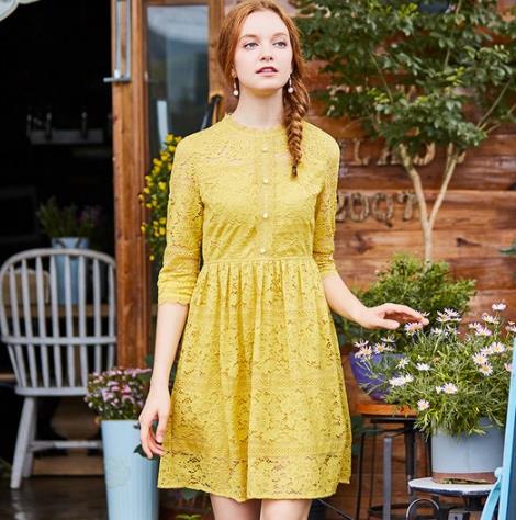 T恤蕾丝背带裙两件套：彰显青春阳光气息（图）