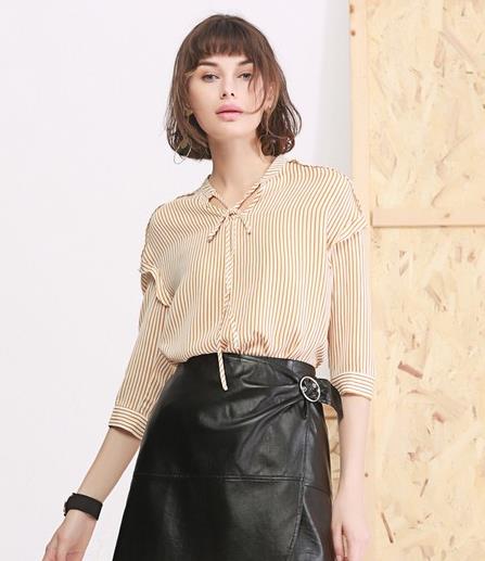 扭结收腰短款T恤怎么搭配：6款T恤彰显成熟大气