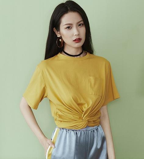 扭结收腰短款T恤怎么搭配：6款T恤彰显成熟大气