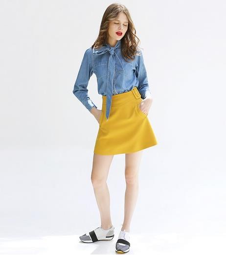 扭结收腰短款T恤怎么搭配：6款T恤彰显成熟大气