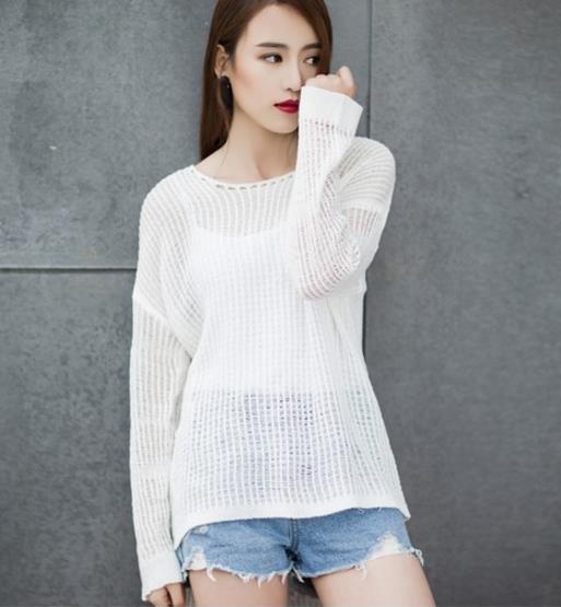 短裙搭配套头流苏镂空罩衫：时尚百搭罩衫推荐