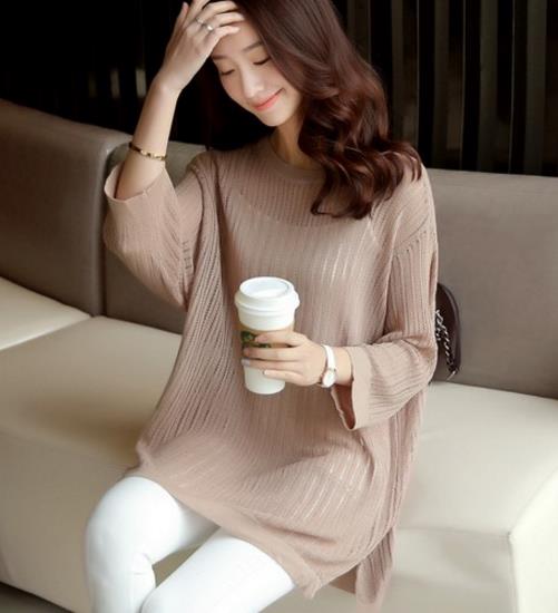 短裙搭配套头流苏镂空罩衫：时尚百搭罩衫推荐