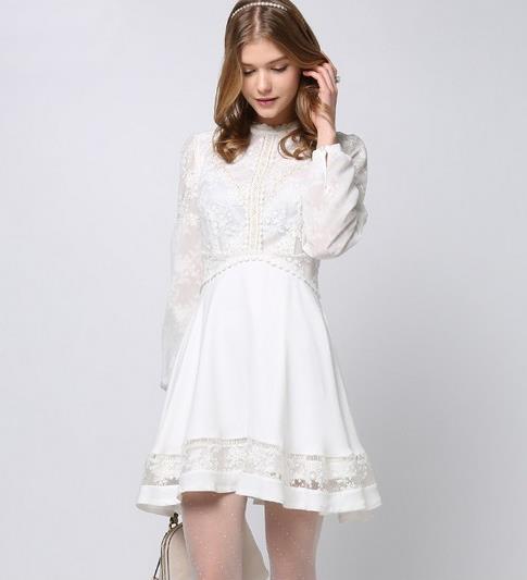 绣花圆领大摆长裙搭配：打造夏日高挑女神范儿