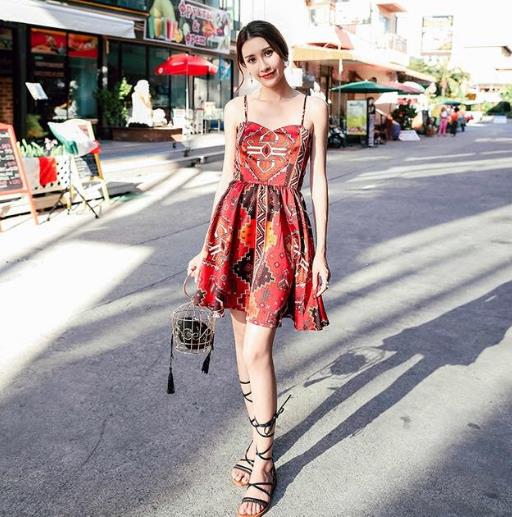 性感露背连衣裙，一个转身惊艳众人（图）