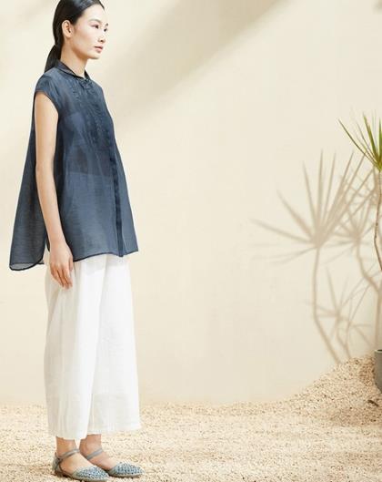 牛仔裤搭配立领麻质衬衫:5款衬衫彰显文艺气质 牛仔裤搭配立领麻质衬衫:5款衬衫彰显文艺气质