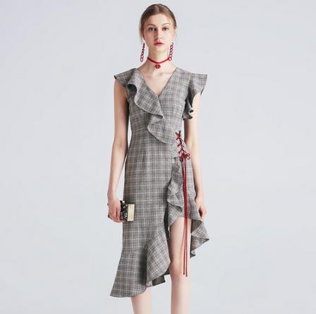 蕾丝V领高腰连衣裙:高腰连衣裙让显瘦无处不在 蕾丝V领高腰连衣裙:高腰连衣裙让显瘦无处不在