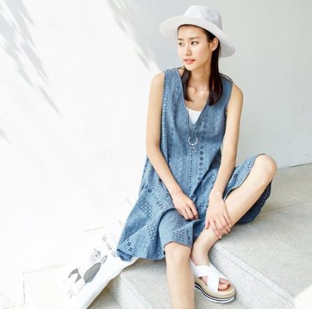 蕾丝V领高腰连衣裙：高腰连衣裙让显瘦无处不在