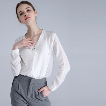 蕾丝V领高腰连衣裙：高腰连衣裙让显瘦无处不在