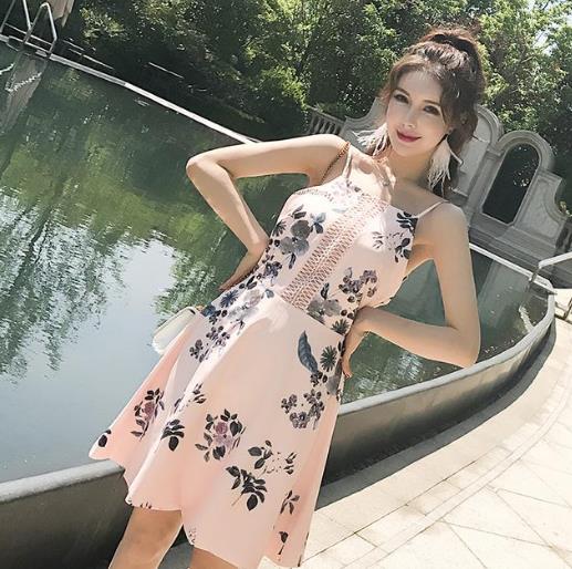 性感露背连衣裙，一个转身惊艳众人（图）