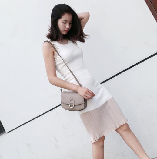 性感露背连衣裙，一个转身惊艳众人（图）