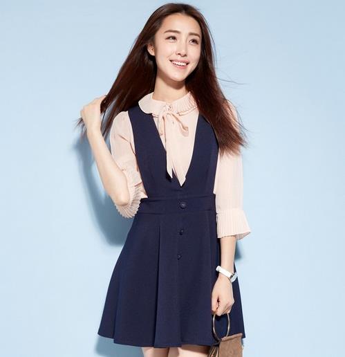 撞色百褶衬衫式连衣裙：6款连衣裙彰显文艺范儿