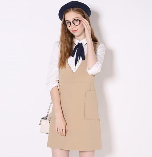 撞色百褶衬衫式连衣裙：6款连衣裙彰显文艺范儿