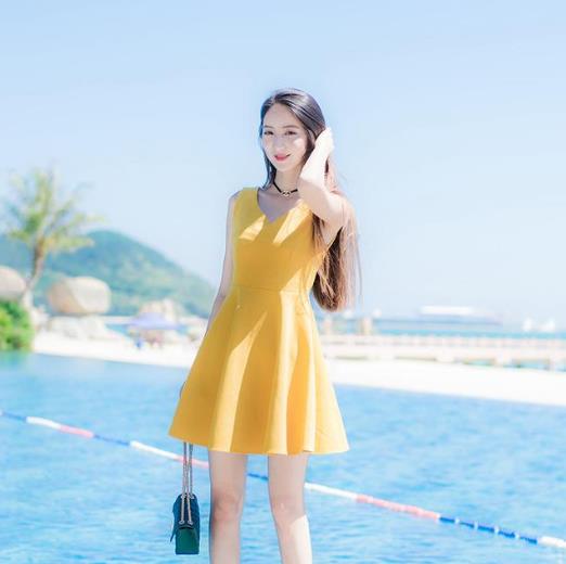 性感露背连衣裙，一个转身惊艳众人（图）