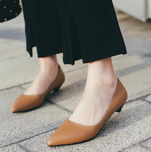 阔腿裤搭配尖头低跟单鞋:彰显时尚复古风(图) 阔腿裤搭配尖头低跟单鞋:彰显时尚复古风(图)