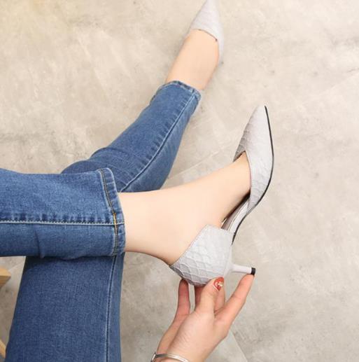 阔腿裤搭配尖头低跟单鞋:彰显时尚复古风(图) 阔腿裤搭配尖头低跟单鞋:彰显时尚复古风(图)