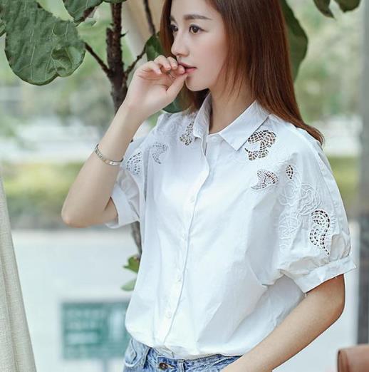 宽松刺绣蓝色竖条纹衬衫：彰显女性独特的知性美