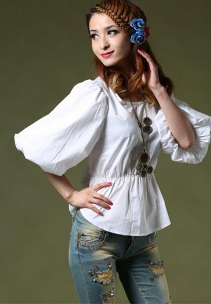 小脚裤搭配花边领打底雪纺衫：职场女性的干练风范