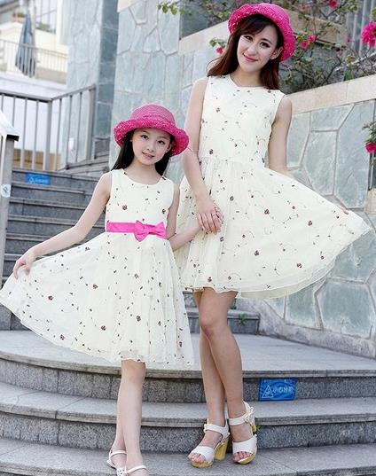 短袖印花条纹亲子套装:让生活变得处处充满惊喜 短袖印花条纹亲子套装:让生活变得处处充满惊喜