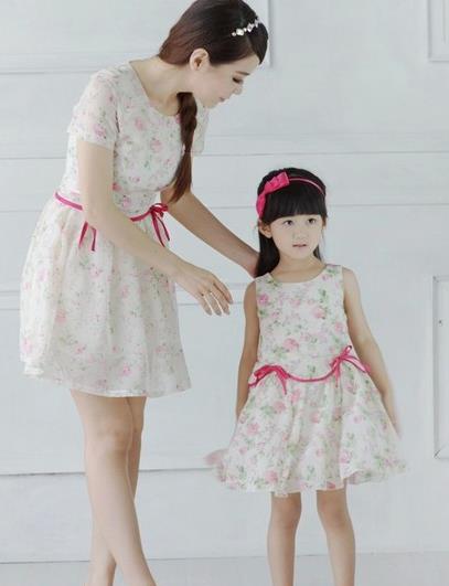 短袖印花条纹亲子套装：让生活变得处处充满惊喜