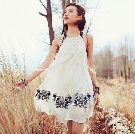 吊带宽松棉麻长裙搭配：打造青春活力的文艺风