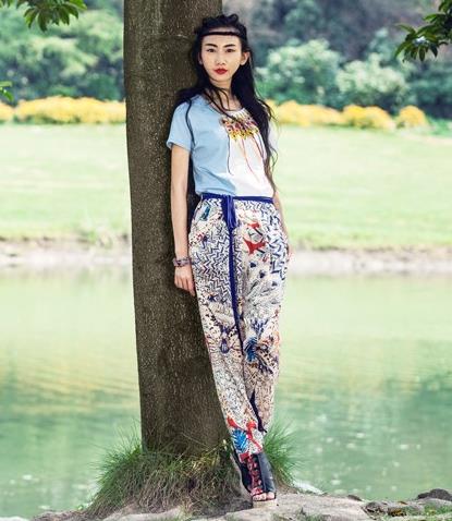 T恤搭配印花雪纺哈伦裤:时尚帅气哈伦裤推荐(图) T恤搭配印花雪纺哈伦裤:时尚帅气哈伦裤推荐(图)