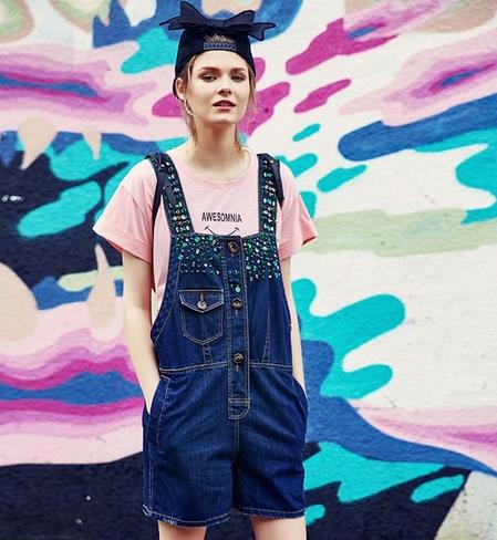 宽松大码休闲背带短裤搭配：时尚减龄背带短裤推荐