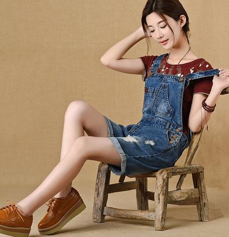 宽松大码休闲背带短裤搭配：时尚减龄背带短裤推荐