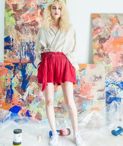 T恤搭配宽松系带运动短裤:演绎夏日青春少女活力 T恤搭配宽松系带运动短裤:演绎夏日青春少女活力