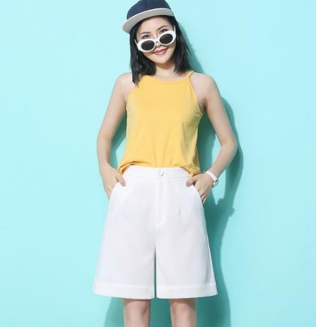 T恤搭配宽松系带运动短裤：演绎夏日青春少女活力