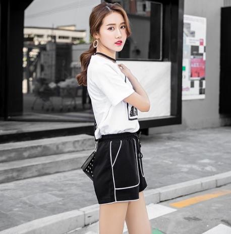 T恤搭配宽松系带运动短裤：演绎夏日青春少女活力