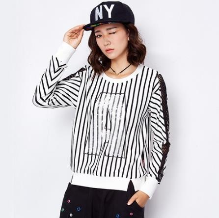 阔袖立体花边立领卫衣搭配：玩转早秋甜美风（图）