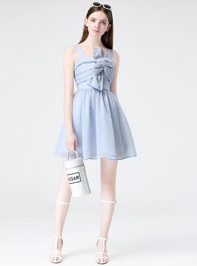 荷叶边V领开叉连衣裙搭配:6款彰显优雅与浪漫 荷叶边V领开叉连衣裙搭配:6款彰显优雅与浪漫