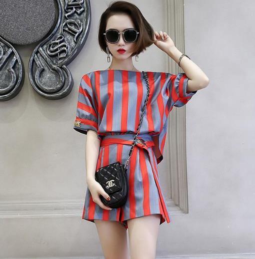 竖条纹修身连衣裙搭配高跟鞋:彰显优雅利落女人味 竖条纹修身连衣裙搭配高跟鞋:彰显优雅利落女人味