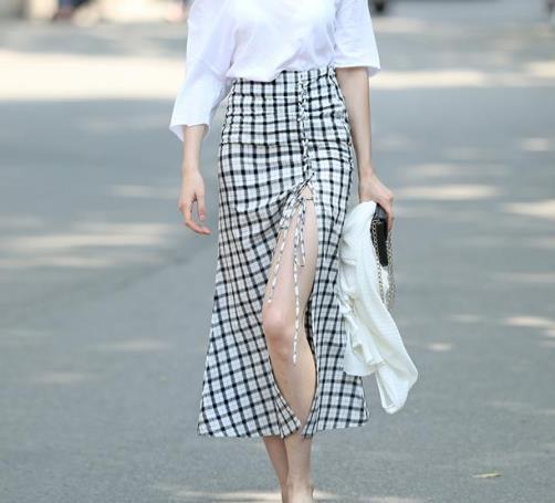 竖条纹修身连衣裙搭配高跟鞋:彰显优雅利落女人味 竖条纹修身连衣裙搭配高跟鞋:彰显优雅利落女人味