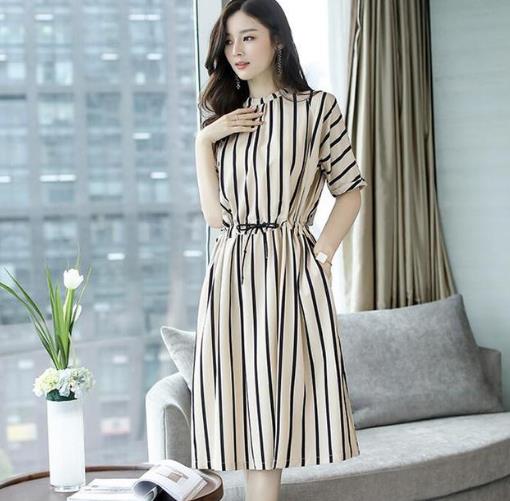 竖条纹修身连衣裙搭配高跟鞋：彰显优雅利落女人味